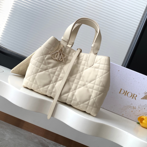 حقيبة Dior Toujours بالحجم المتوسط