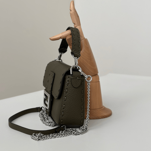 شنطة فيندي باغيت لون أخضر زيتي مقاس سمول Fendi Bag...
