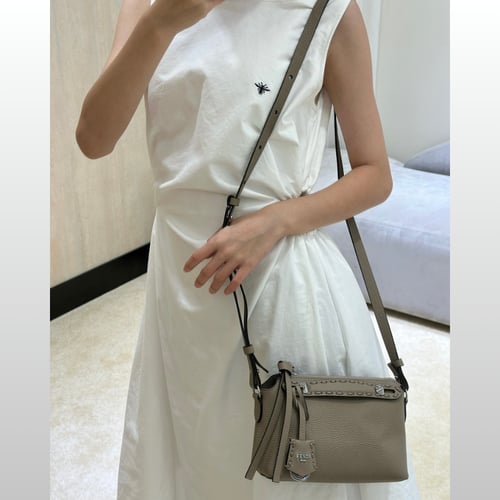 شنطة فيندي باغيت لون كاكي بيج مقاس سمول Fendi Bagu...