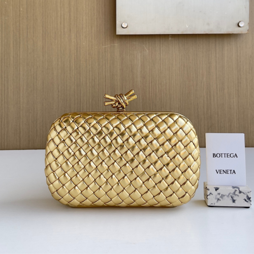 حقيبة الكلاتش الكلاسيكية لون ذهبي من بوتيغا Bottega Veneta Knot
