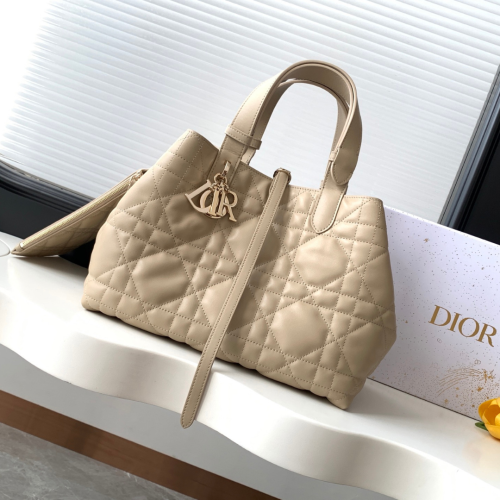 حقيبة Dior Toujours بالحجم المتوسط