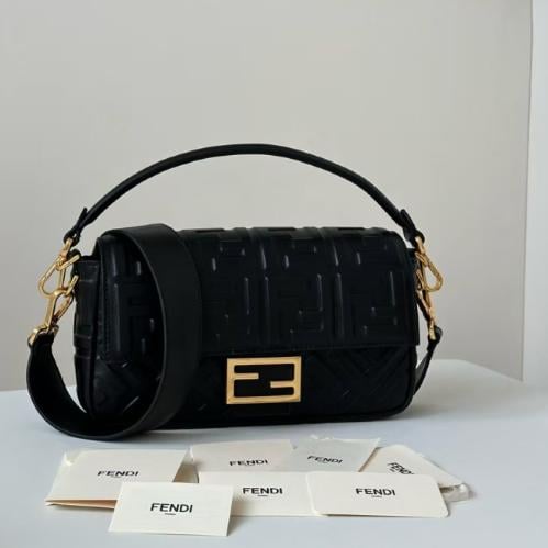 شنطة فيندي باغيت الكلاسيكية Fendi Baguette 27CM
