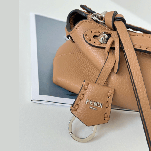 شنطة فيندي باغيت لون بني مقاس سمول Fendi Baguette...
