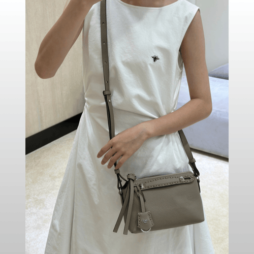 شنطة فيندي باغيت لون كاكي بيج مقاس سمول Fendi Bagu...