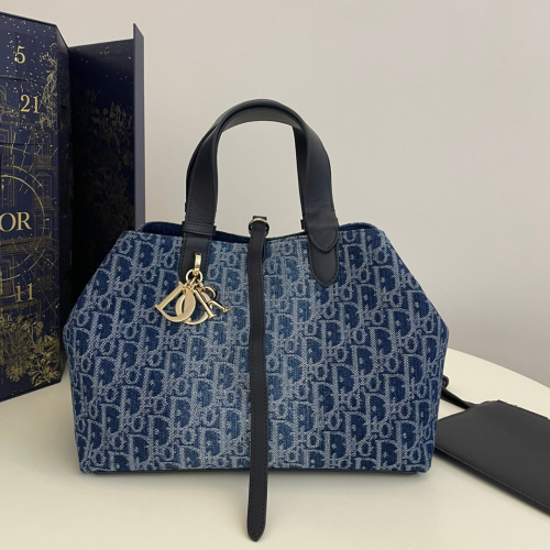 حقيبة Dior Toujours بالحجم المتوسط
