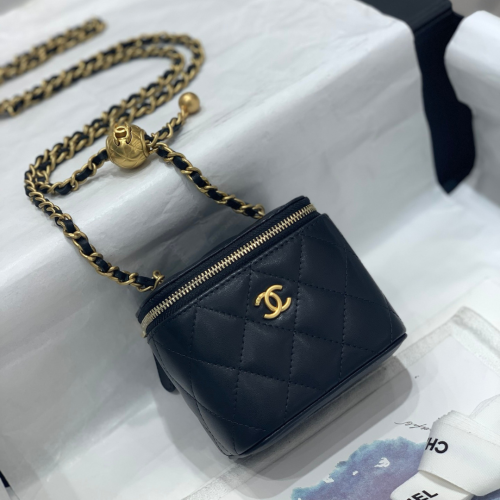 حقيبة شانيل الصغيرة ذات الكرة الذهبية Chanel 11 cm