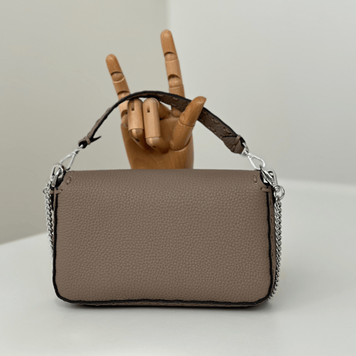 شنطة فيندي باغيت لون كاكي بيج مقاس سمول Fendi Bagu...