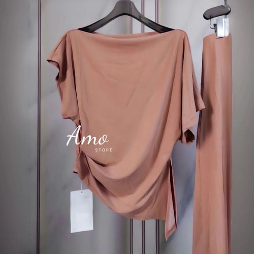 طقم بلوزة مع تنورة يتسم بالأناقة و النعومة بالتصمي...