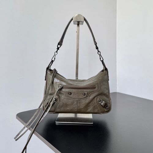 حقيبة بالنسياغا مقاس ميني لون أخضر داكن Balenciaga...