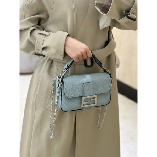 شنطة فيندي باغيت لون سماوي مقاس سمول Fendi Baguett...