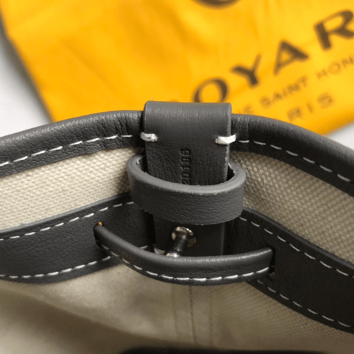 شنطة جويارد لون رمادي مقاس وسط Goyard Petit Flot B...