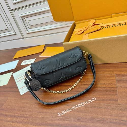 محفظة Wallet on Chain Ivy العصرية من لويس فيتون M8...