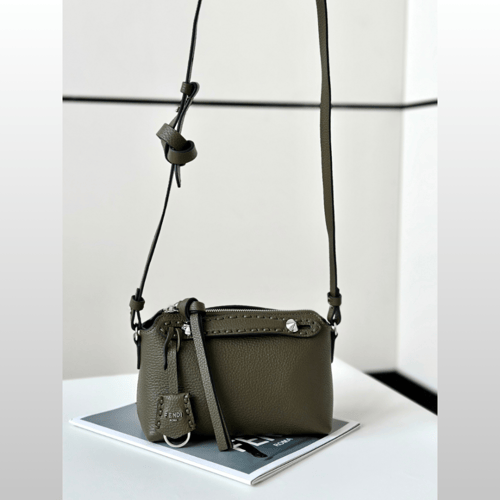 شنطة فيندي باغيت لون أخضر زيتي مقاس سمول Fendi Bag...
