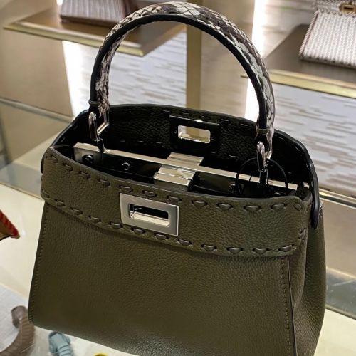 حقيبة فيندي بيكابو بمقبض جلد الثعبان Fendi Peekaboo