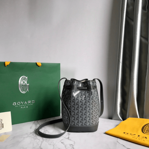 شنطة جويارد لون رمادي مقاس وسط Goyard Petit Flot B...