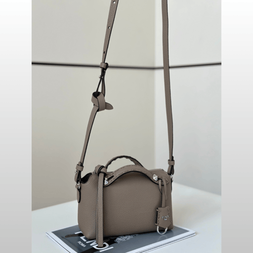 شنطة فيندي باغيت لون كاكي بيج مقاس سمول Fendi Bagu...