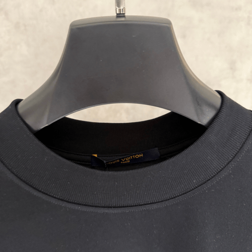 تي شيرت رجالي قطن لون أسود بأكمام قصيرة وياقة مدور...