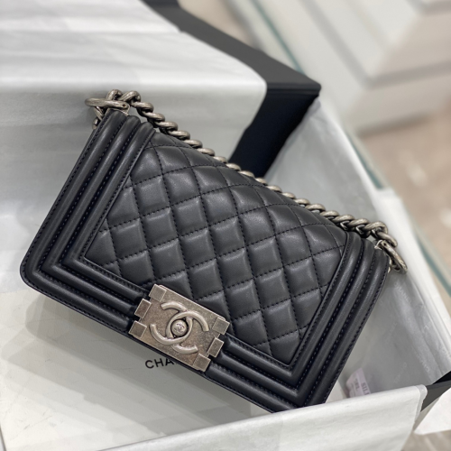 حقيبة يد BOY CHANEL صغيرة