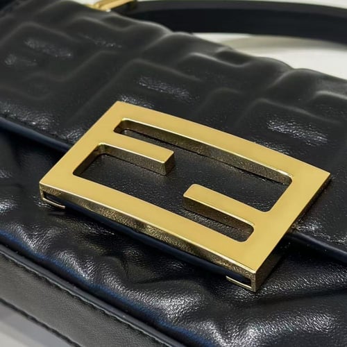 شنطة موبايل فيندي باغيت الكلاسيكية Fendi Baguette