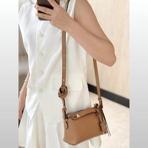 شنطة فيندي باغيت لون بني مقاس سمول Fendi Baguette...