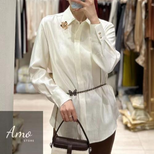 بلوزة لون سكري أوف وايت بزراير أمامية بروش وردة لو...