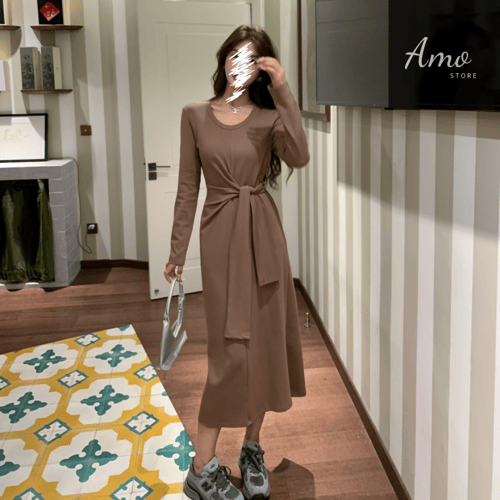 فستان لون بني أنيق بأكمام طويلة وحزام من نفس القما...