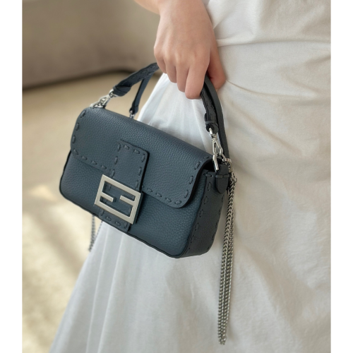 شنطة فيندي باغيت لون أزرق مقاس سمول Fendi Baguette...