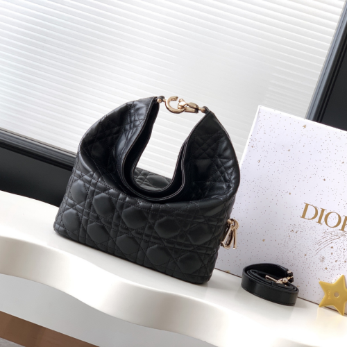 حقيبة هوبو Dior Toujours بالحجم الصغير