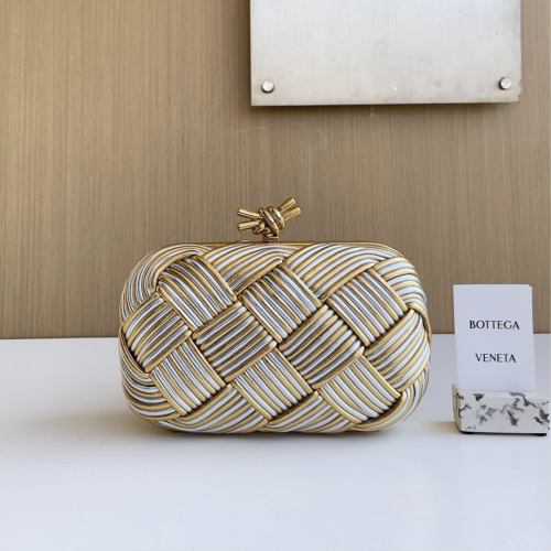 حقيبة الكلاتش الكلاسيكية لون ذهبي و فضي من بوتيغا Bottega Veneta Knot