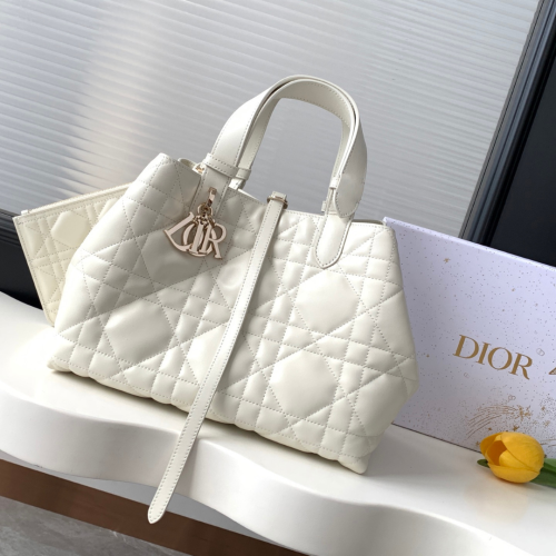 حقيبة Dior Toujours بالحجم المتوسط