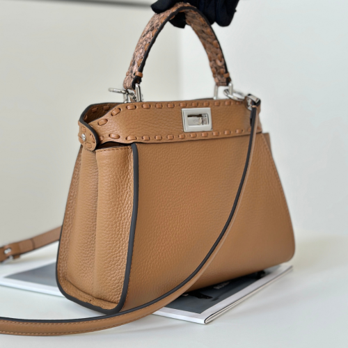حقيبة فيندي بيكابو بمقبض جلد الثعبان Fendi Peekaboo