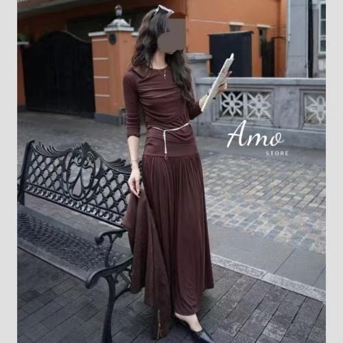 طقم لون عودي بلوزة كم طويل مع تنورة طويلة خصر مرتف...