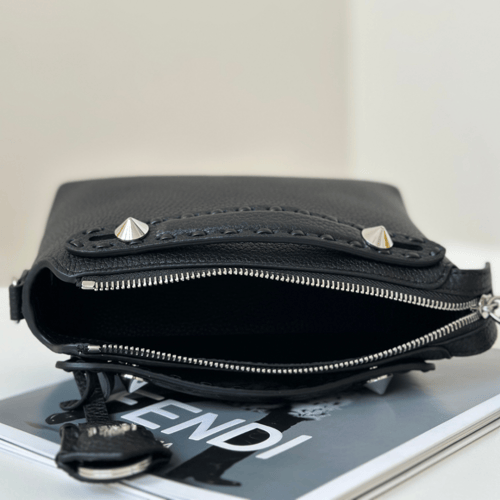 شنطة فيندي باغيت لون أسود مقاس سمول Fendi Baguette...