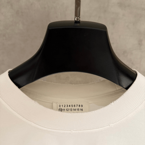 تي شيرت رجالي قطن لون أبيض بأكمام قصيرة وياقة مدور...