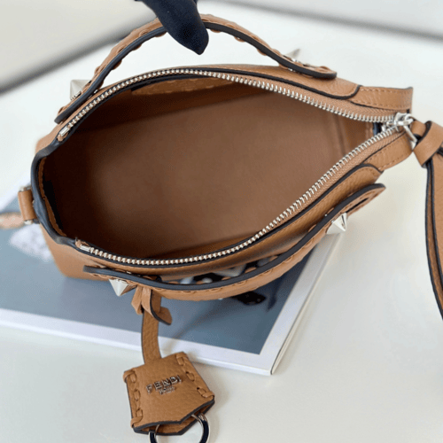 شنطة فيندي باغيت لون بني مقاس سمول Fendi Baguette...