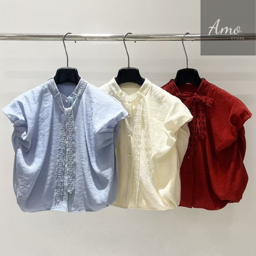 بلوزة كم برنسيس ب درابي بأزرار امامية و ياقة نص له...