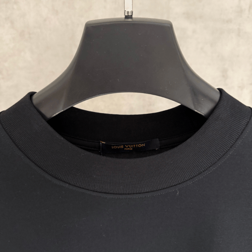 تي شيرت رجالي قطن لون أسود بأكمام قصيرة وياقة مدور...