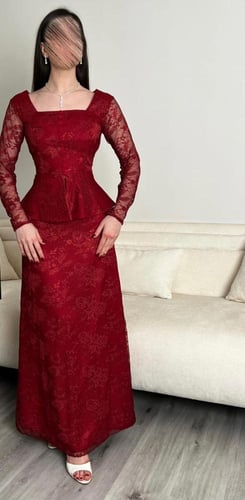 فستان دانتيل مكسي بقصة انثوية