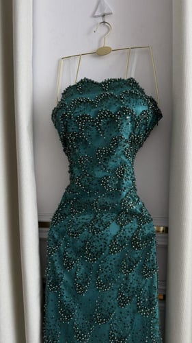 فستان تل مطرز بخرز لامع بتصميم ضيق يبرز القوام