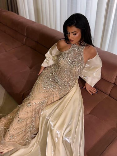 فستان فاخر مزين بكرستالات براقة