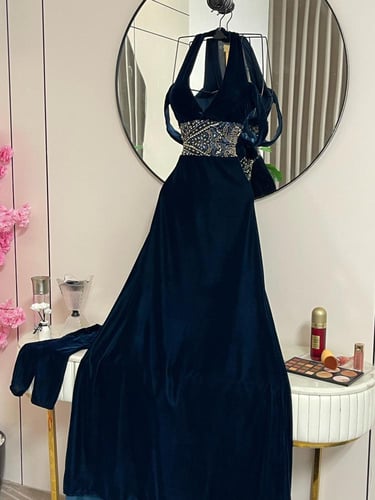 فستان سهرة مخملي فاخر باللون الكحلي مع ياقة رسن وح...
