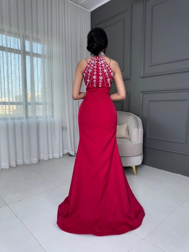 فستان أسود بقصة ملكية مزين بكريستالات فاخرة على ال...