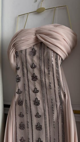 فستان نسائي بتطريز فخم