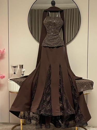 فستان سهرة بتصميم بيبلوم مطرز بخطوط ذهبية مع كاب م...