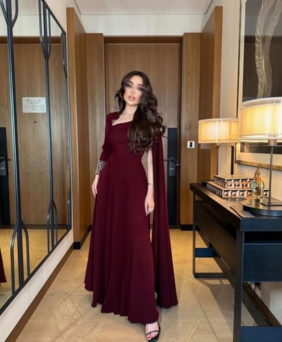 فستان باربي بقصة كتف واحد وكم مطرز باللؤلؤ الفاخر