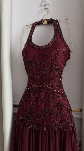 فستان نسائي بتطريز يدوي راقي