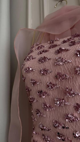 فستان سهرة بلون وردي ناعم مع شال