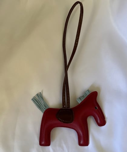 تعليقة حصان بدون الجناح