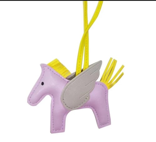 تعليقة حصان بالجناح