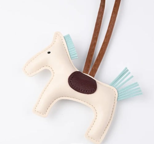 تعليقة حصان بدون الجناح